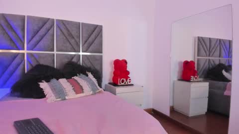 laura_dicardy online show from October 4, 9:01 pm