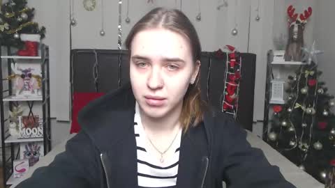 LauraHlot online show from December 15, 8:32 am