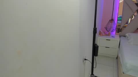 laura  online show from February 13, 7:06 pm