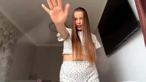 M I A online show from November 10, 8:06 am