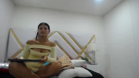 L A U R E N T  M O R R I S online show from April 15, 4:10 pm