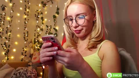 Mia online show from March 11, 7:50 pm