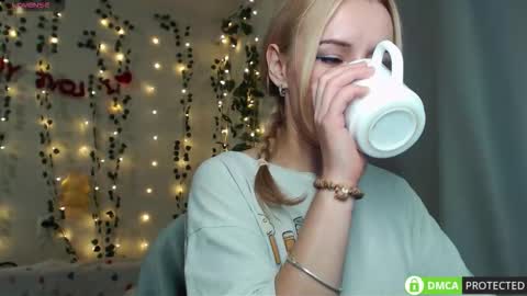 Snapshot of lavinell chatting on October 9, 6:35 pm Mia online show from October 9, 6:35 pm