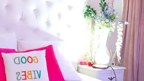 Layla online show from June 16, 7:01 am
