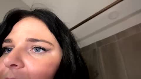 laynarainxo online show from February 4, 12:14 am