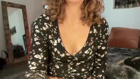 Leah Sparkles online show from December 18, 2:45 pm