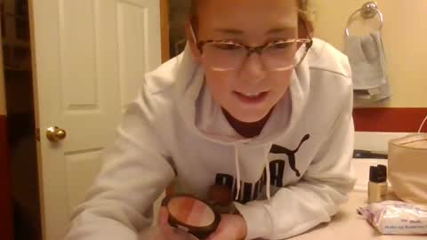 Snapshot of legzbailey chatting on October 18, 4:05 am taylor babe1 online show from October 18, 4:05 am