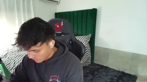  Lei  online show from February 3, 2:53 am