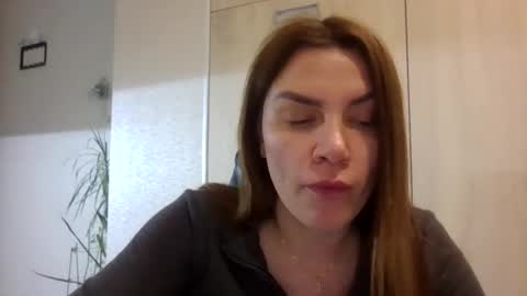 lena6122000 online show from May 7, 10:38 pm