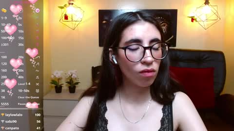 Snapshot of lena_roses chatting on December 5, 12:47 am Lena online show from December 5, 12:47 am