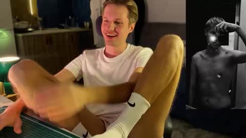 Leon online show from February 5, 7:28 pm