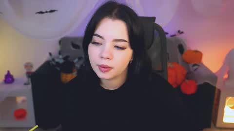 Snapshot of leslierowe chatting on October 19, 5:28 pm LeslieRowe online show from October 19, 5:28 pm