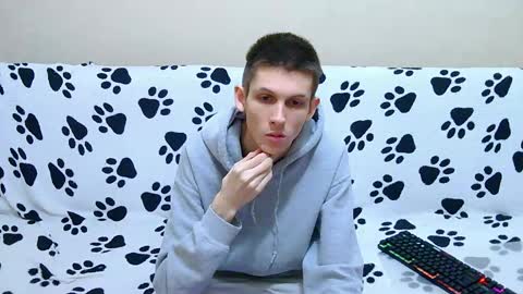 lester_broo online show from May 1, 11:10 pm
