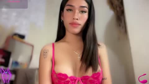 Snapshot of lexisdior chatting on October 6, 2:40 am Naturaly Born Goddess  Ms. kendall  online show from October 6, 2:40 am