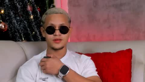 liam_knight online show from December 5, 2:33 am