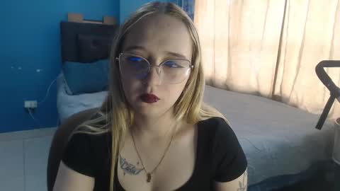 Snapshot of liaroberts1 chatting on October 20, 11:59 am Lia Roberts online show from October 20, 11:59 am