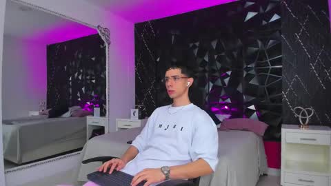 L I I A M online show from September 14, 5:14 pm