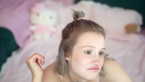 Snapshot of lil_tweety chatting on October 13, 9:39 pm lil_tweety online show from October 13, 9:39 pm