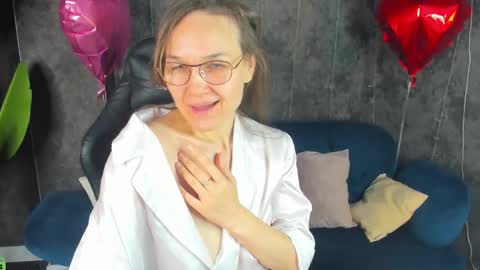 lillian_white1 online show from March 2, 1:21 am