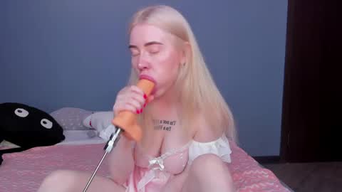 lillie_berry online show from May 9, 5:24 am