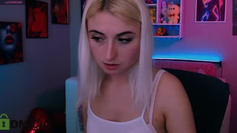 lily_fay online show from April 3, 7:43 pm