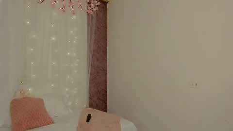 lily_noir_ online show from June 5, 4:56 pm