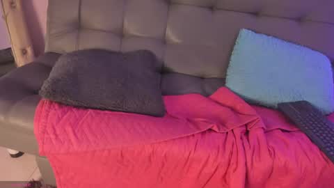 lily_rose0 online show from May 8, 11:32 pm