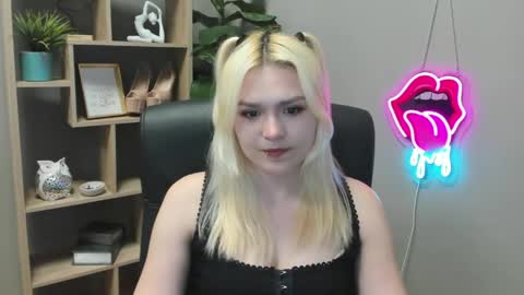 Lily online show from April 9, 1:28 pm