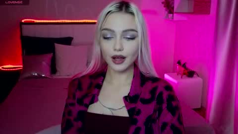 I am Lina online show from November 12, 2:19 pm