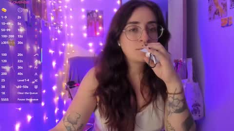 Giggles  online show from November 27, 11:01 pm