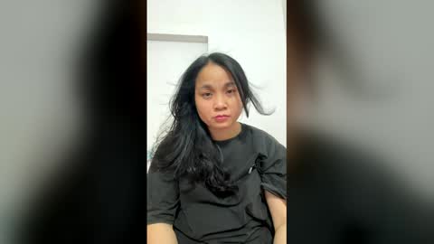 lisa_hanw online show from April 12, 1:59 pm