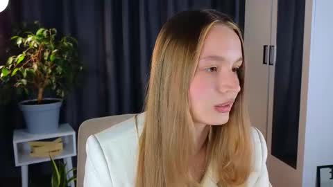 Elisabeth or Lisa online show from September 13, 8:11 pm