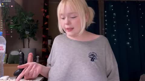 -Lisa- Help me to reach 100 thumbs up3 online show from November 7, 9:39 pm