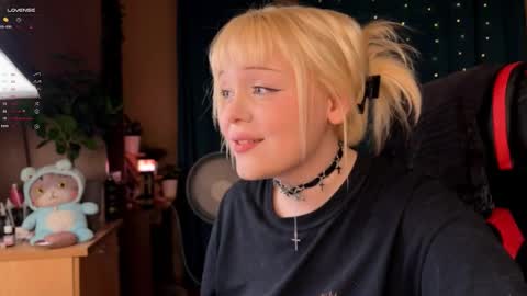 -Lisa- Help me to reach 100 thumbs up3 online show from October 9, 2:55 pm