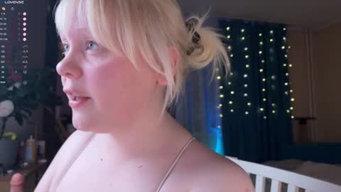 -Lisa- Help me to reach 100 thumbs up3 online show from April 5, 8:28 pm