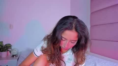 Snapshot of littlee_emma_ chatting on October 4, 4:32 am littlee_emma_ online show from October 4, 4:32 am