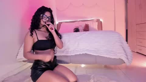 Snapshot of lm_kloeeh chatting on September 27, 1:36 am Kloe see you 28-11  to celebrate my birthday online show from September 27, 1:36 am