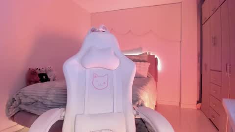 Snapshot of lm_kloeeh chatting on October 31, 10:10 pm Kloe see you 28-11  to celebrate my birthday online show from October 31, 10:10 pm