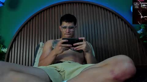 logan_griffin online show from November 19, 4:45 am