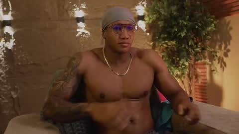 logan_varela online show from November 12, 4:42 pm