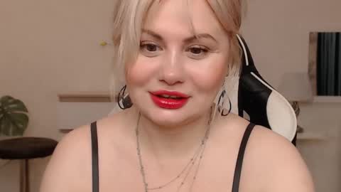 Snapshot of lola_anderson chatting on October 12, 5:55 am  Lola  online show from October 12, 5:55 am