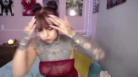 Lola online show from October 6, 8:15 pm