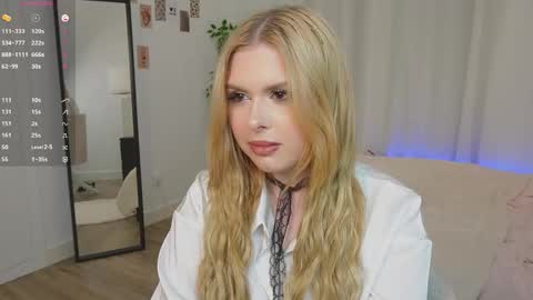 Snapshot of lolacoco18 chatting on October 31, 4:18 pm lolacoco18 online show from October 31, 4:18 pm