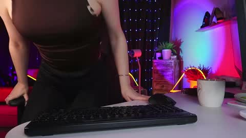 lolalemona online show from April 10, 1:16 pm