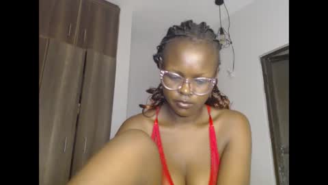 lolamia7 online show from February 26, 7:12 am