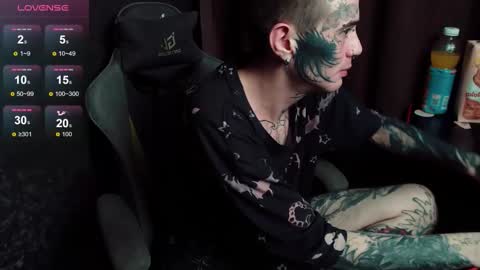 Snapshot of lone1ycrystal chatting on October 30, 10:43 pm Chris online show from October 30, 10:43 pm