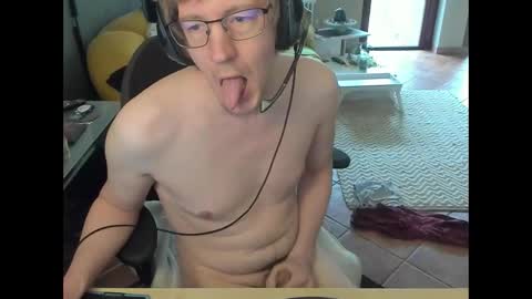 Snapshot of loomie chatting on September 27, 2:04 pm loomie online show from September 27, 2:04 pm