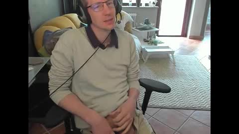 Snapshot of loomie chatting on October 14, 10:51 am loomie online show from October 14, 10:51 am