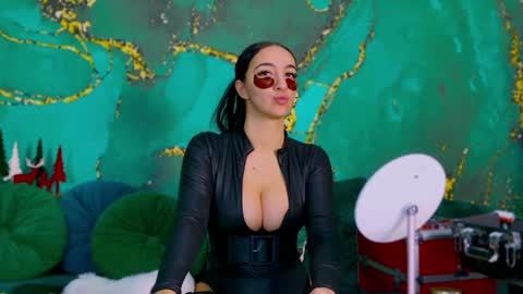 Snapshot of lorawarnner chatting on December 23, 6:37 pm Miss online show from December 23, 6:37 pm