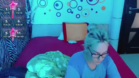Snapshot of lovelybutterfly chatting on September 24, 12:01 pm    online show from September 24, 12:01 pm